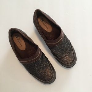 White Mountain Leather/ Man Made  Slip On Shoes Brown/ Bronze Size 6